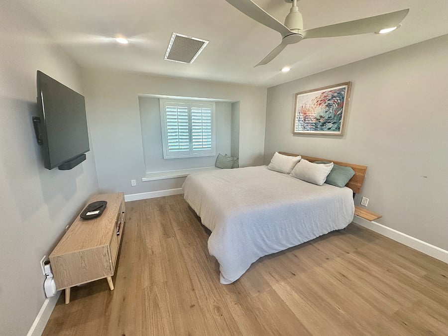 Primary bedroom- California King -brand new high quality mattress