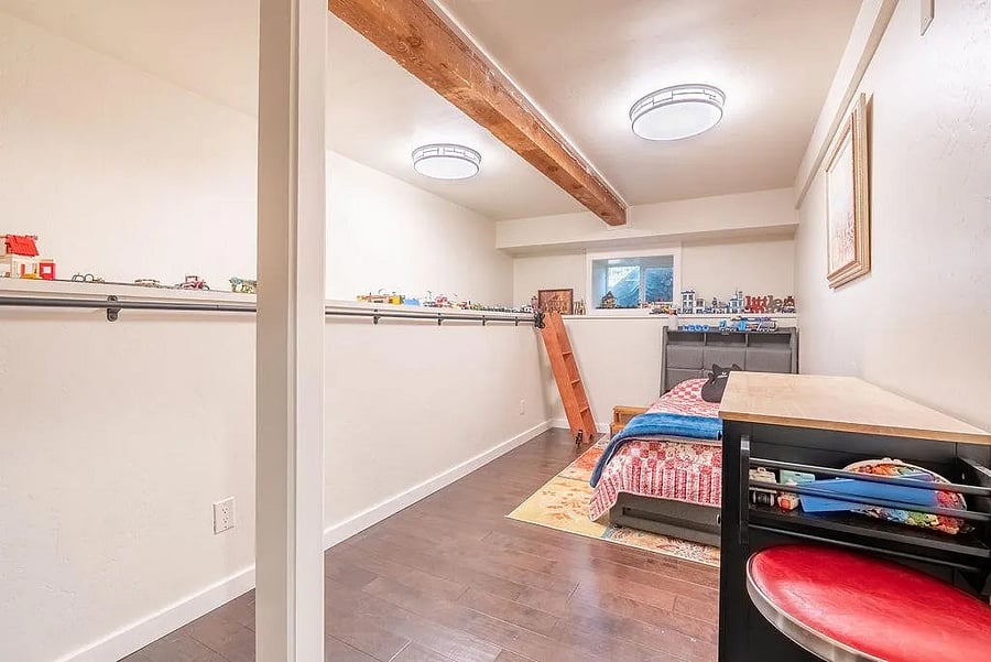 Downstairs bedroom, twin sized bed