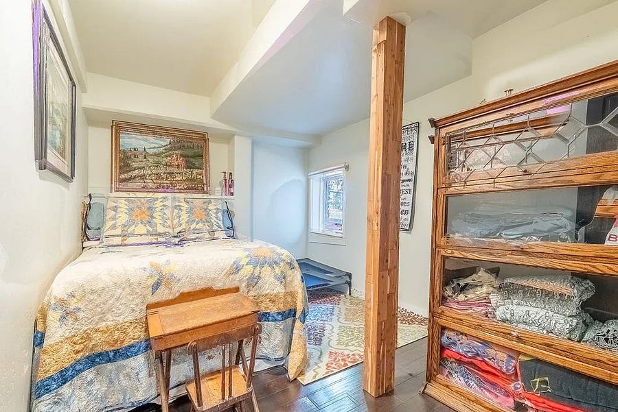 Downstairs bedroom, full sized bed