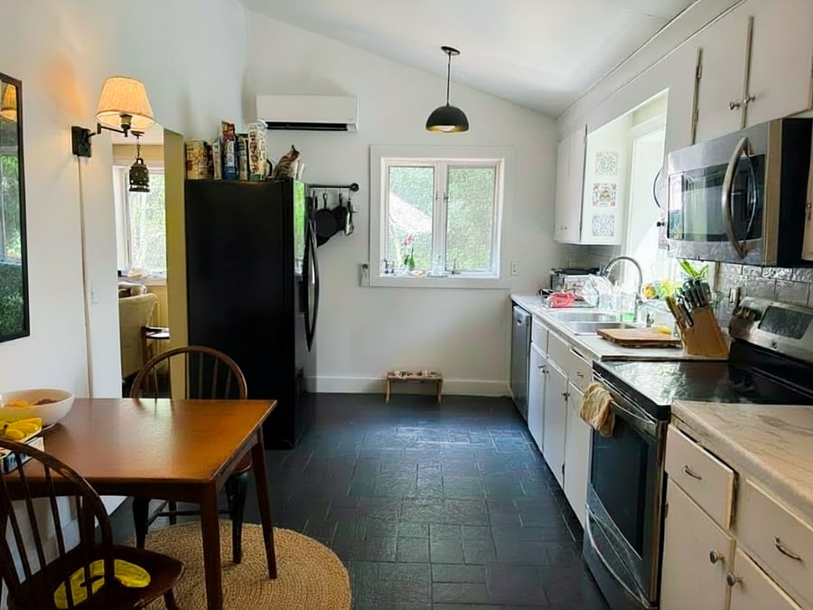 Fully equipped kitchen with ample workspace for +1 people. Features a table for 2 and vaulted ceiling.