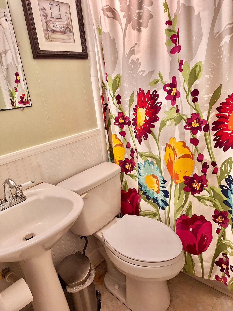 Tub/shower combo bathroom