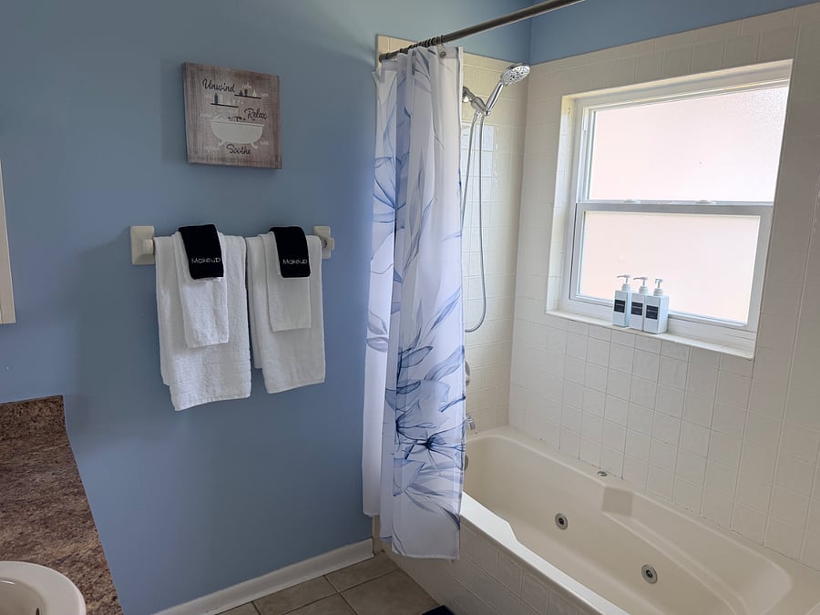 Primary en-suite with jetted tub