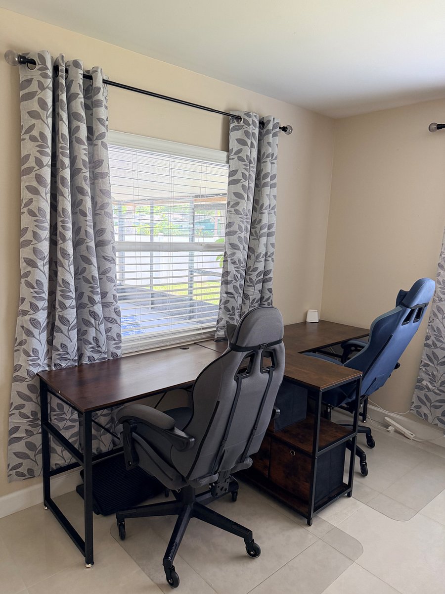 Workstation for 2 with high-speed wireless internet