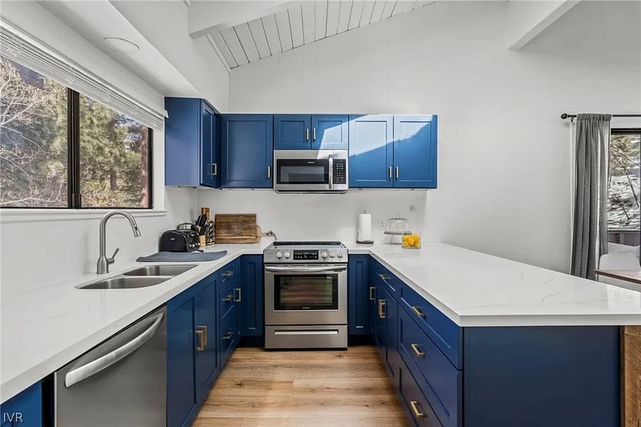 Well-equipped kitchen with everything you need to whip up homecooked meals (not that Incline Village doesn't have awesome restaurants!!)...
