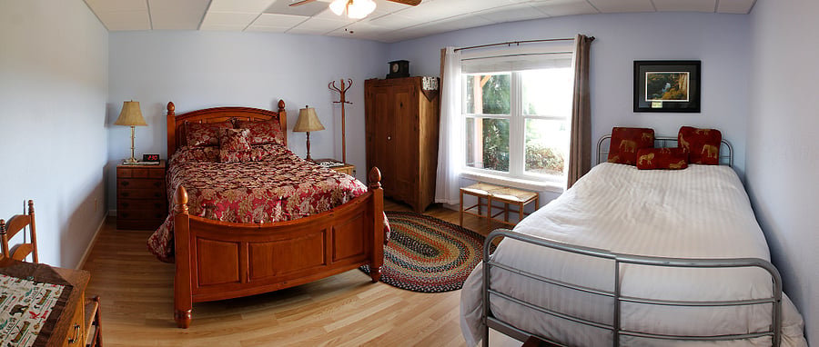 Second bedroom with two queen sized bedsS