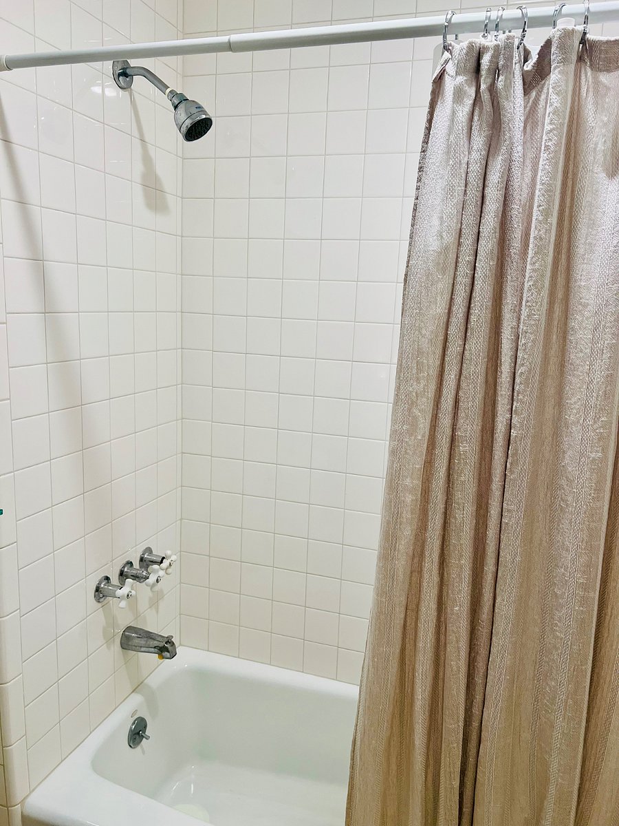 Tub/shower in guest bathroom