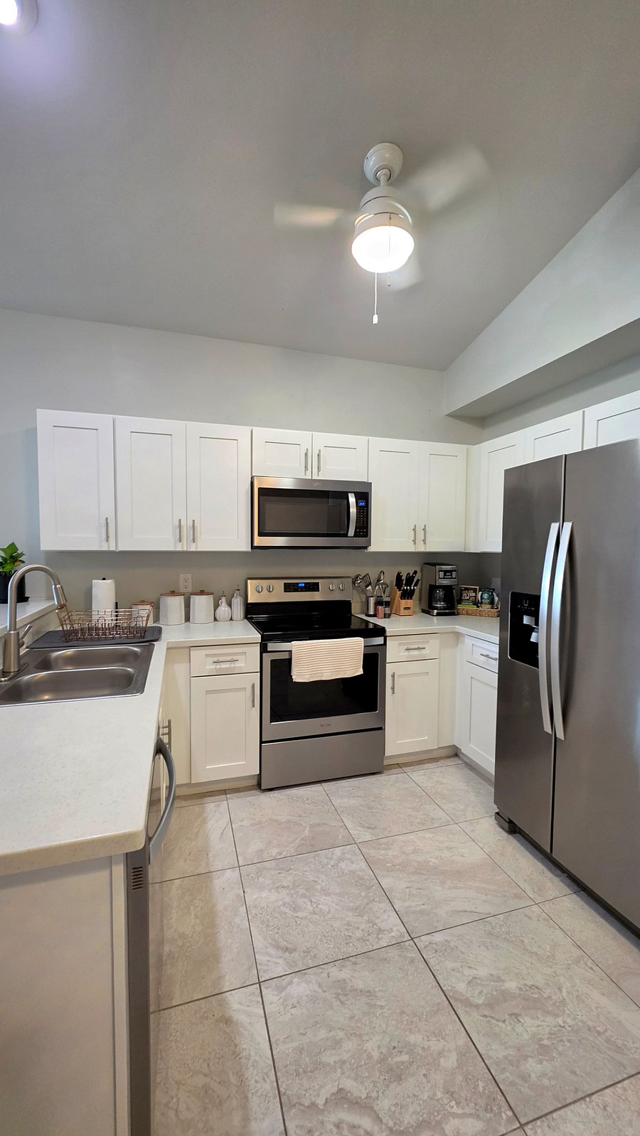 Fully equipped kitchen designed for comfort and ease, including a dishwasher.  Enjoy your choice of drip or capsule coffee, plus toaster, mixer, and all cookware and dishes.  Complimentary coffee, tea, and sugar included.
Modern