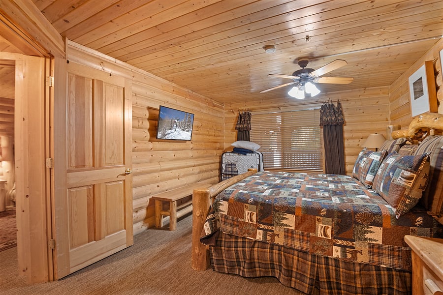 Second Bedroom with roll-away bed