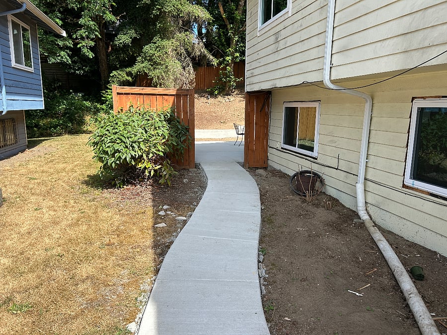 Walkway to entry door in back