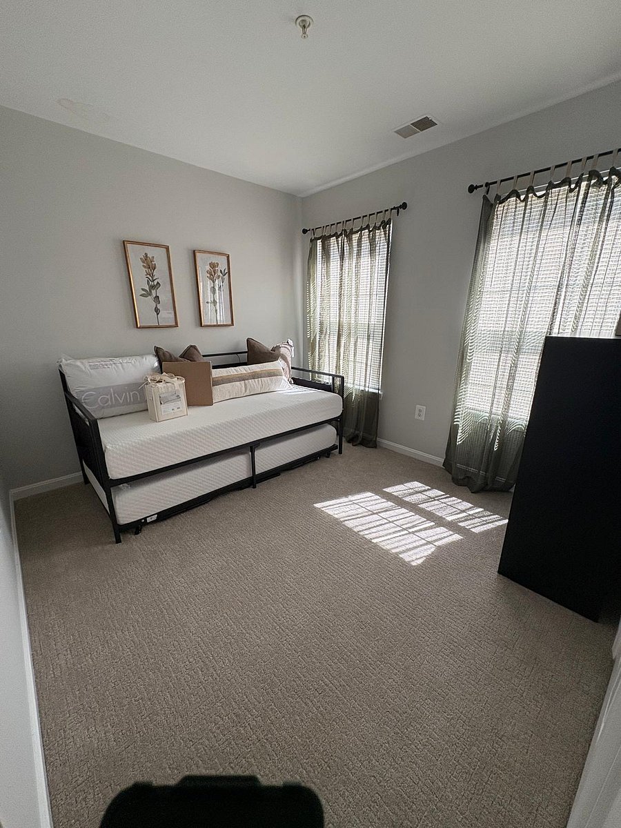 Room 2 with twin beds