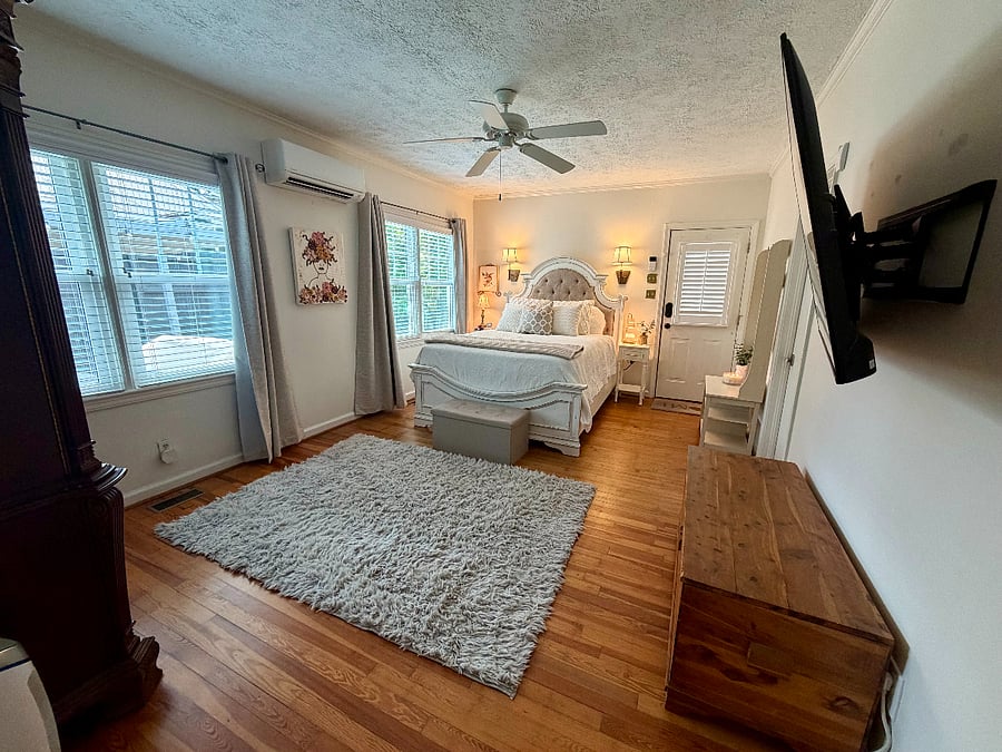 Primary Bedroom, Queen Bed