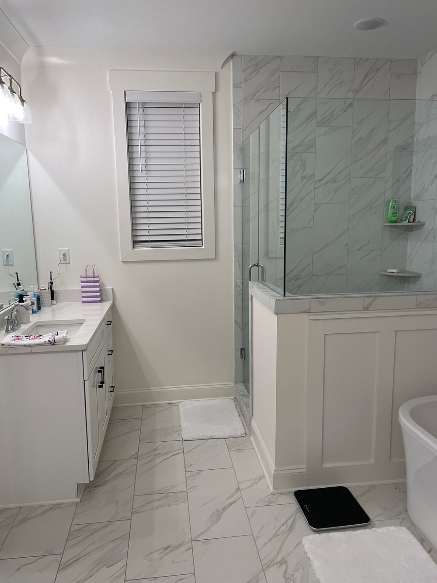 Main bathroom 