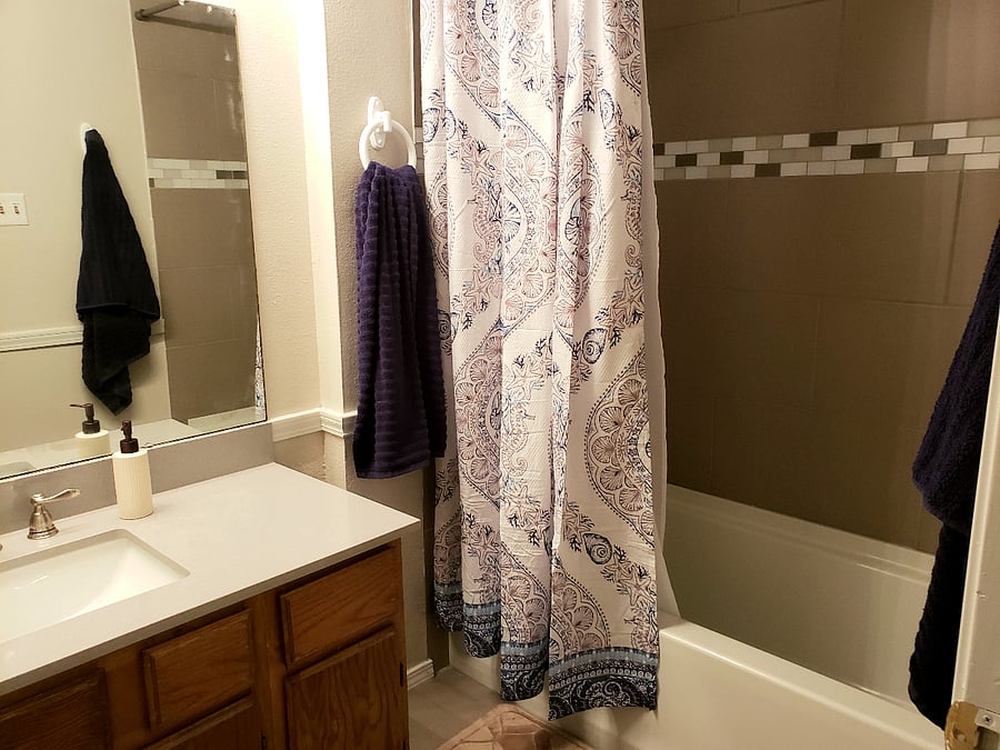 upstairs hall bathroom off of the queen room