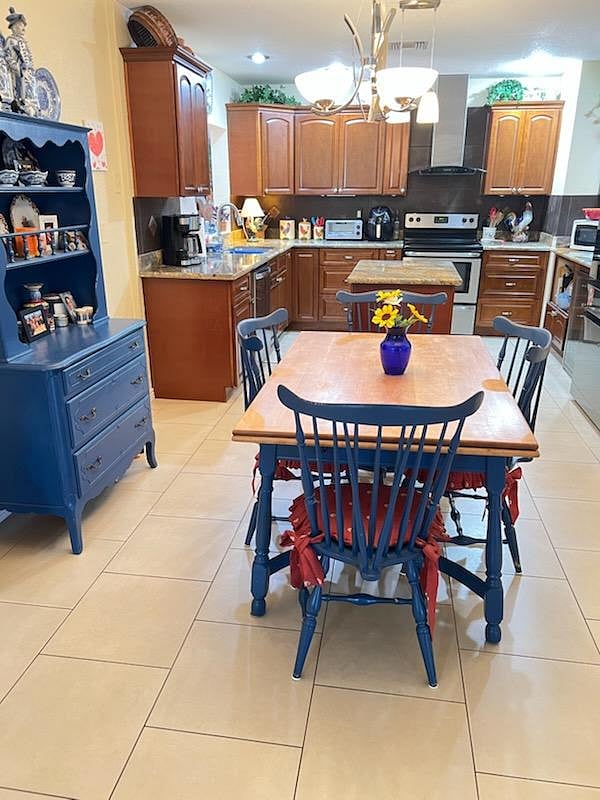 Fully equipped kitchen with breakfast table, perfect for preparing meals and enjoying your morning coffee.