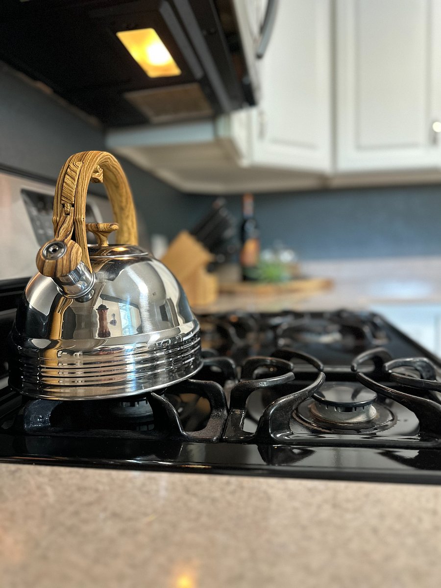 Kitchen Stove/Fully stocked kitchen