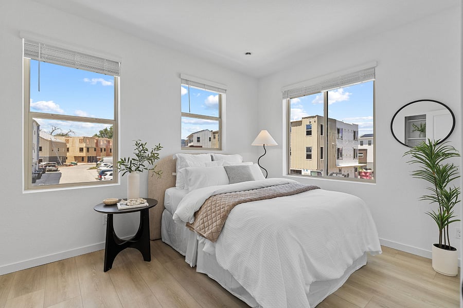 Middle Floor Bedroom- Queen Bed.