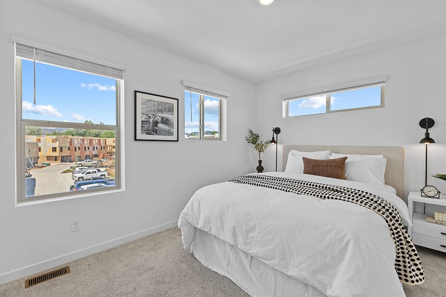 Bedroom 2. Queen Bed.