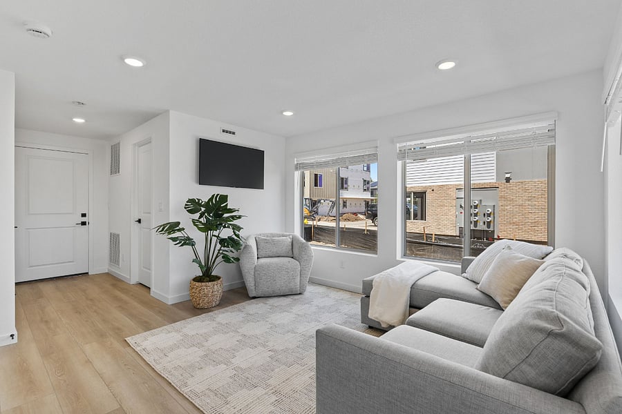 Downstairs Lounge area. Smart Tv and Game room.