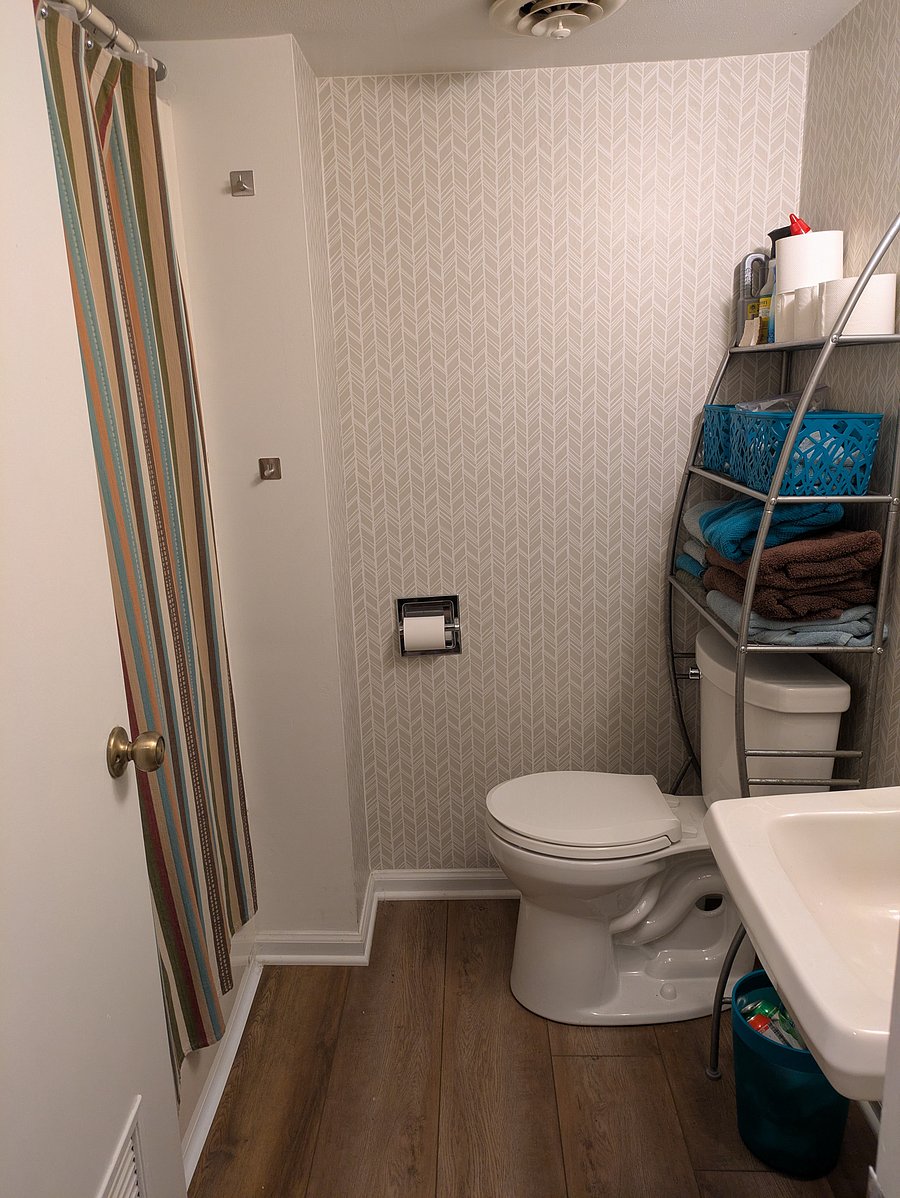 Basement includes a full bath with tub/shower.