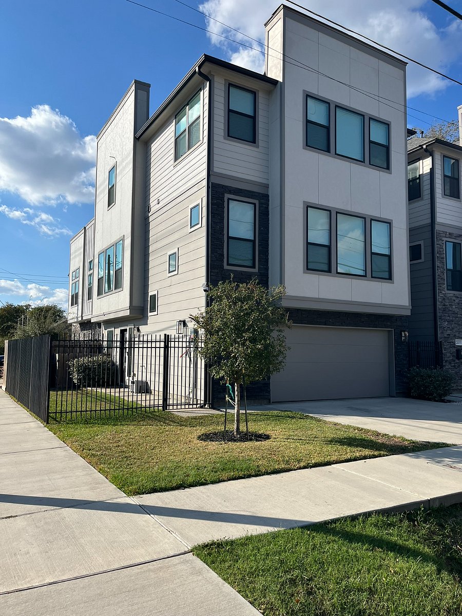 Private Driveway, Garage & Fenced Yard