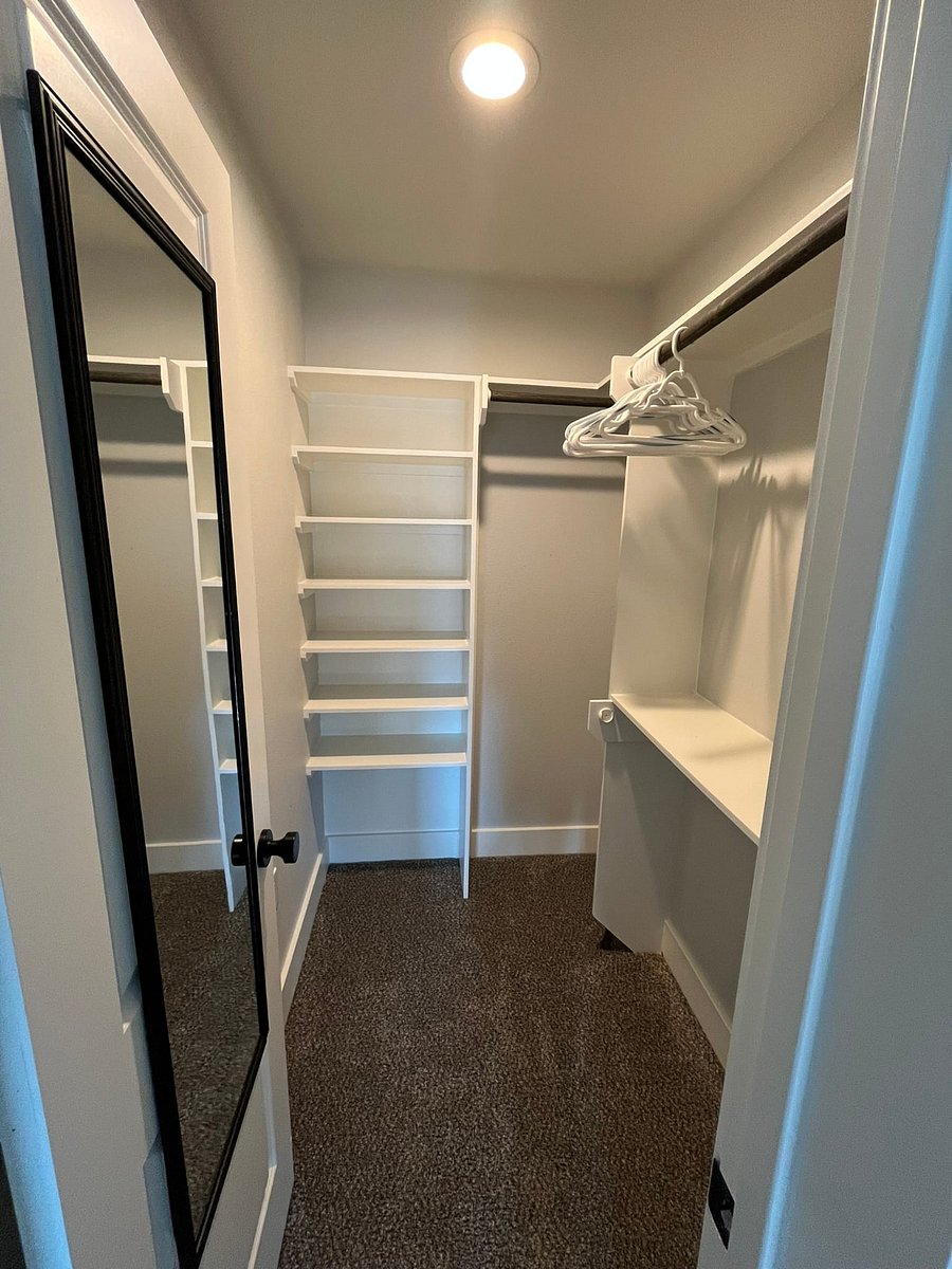 1st Floor Bedroom, Walk-in Closet
