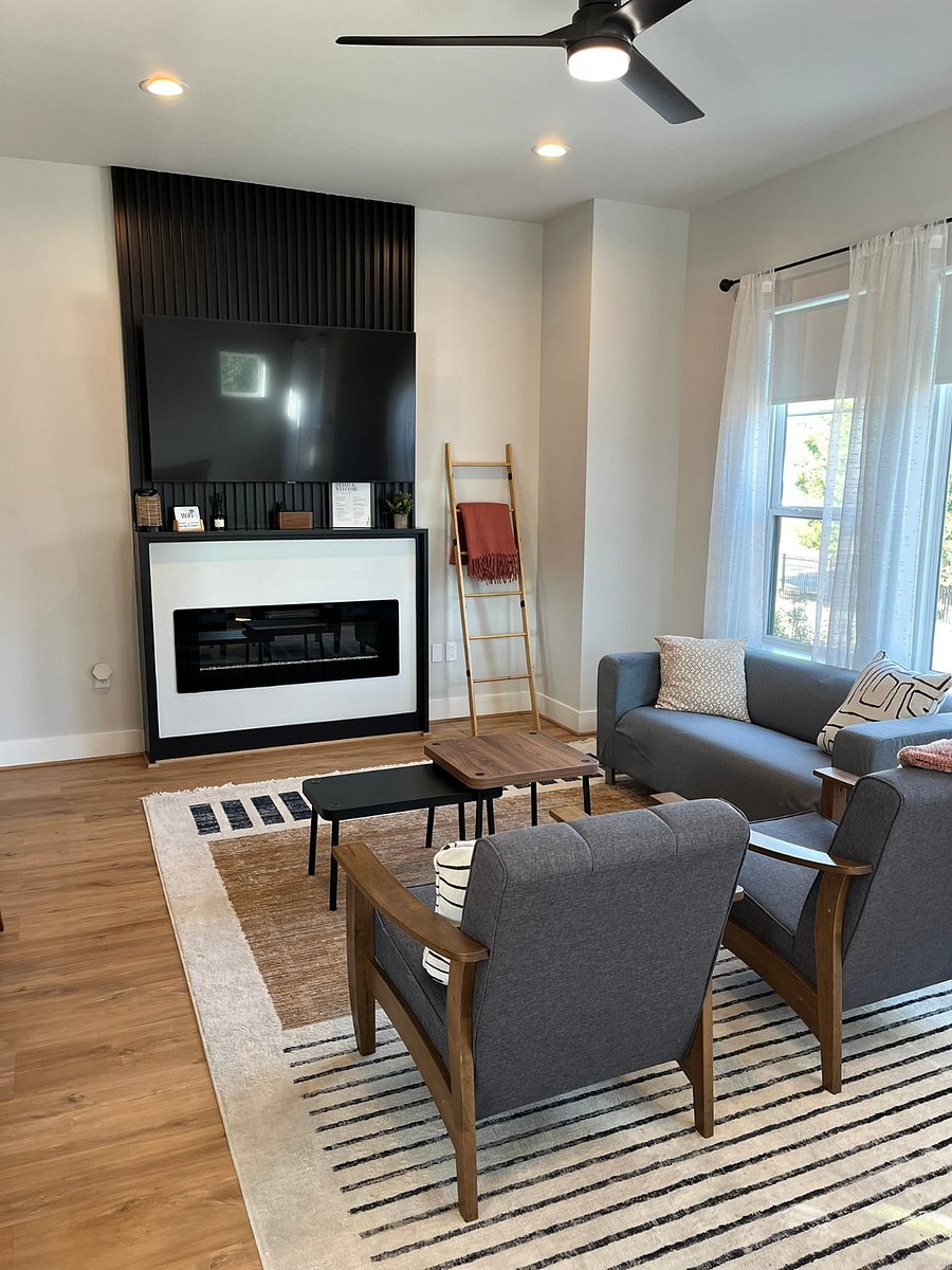 2nd Floor Living Space,Working Electric Fireplace. Smart TV, Wifi Included