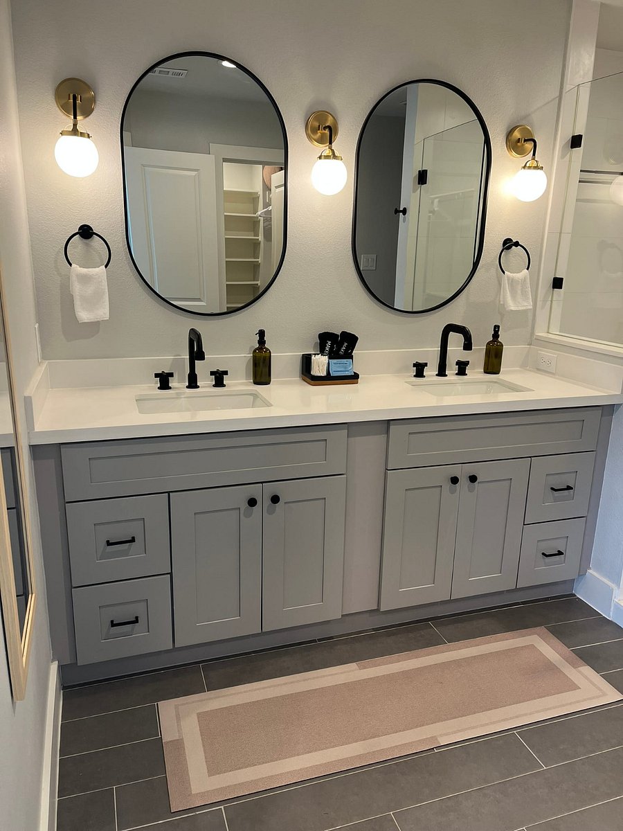 3rd Floor, Master Bedroom w/ Double Vanity Ensuite