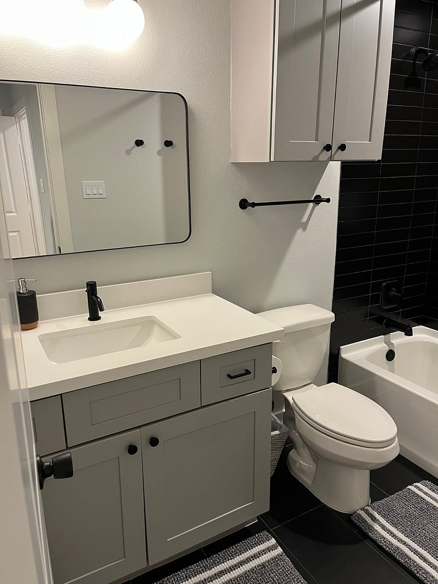 3rd Floor Bedroom w/ Ensuite + bath
