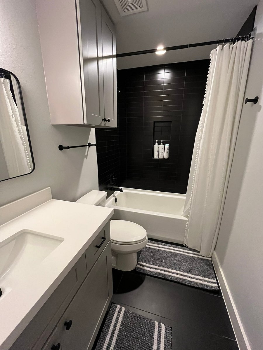 3rd Floor Bedroom w/ Ensuite + bath