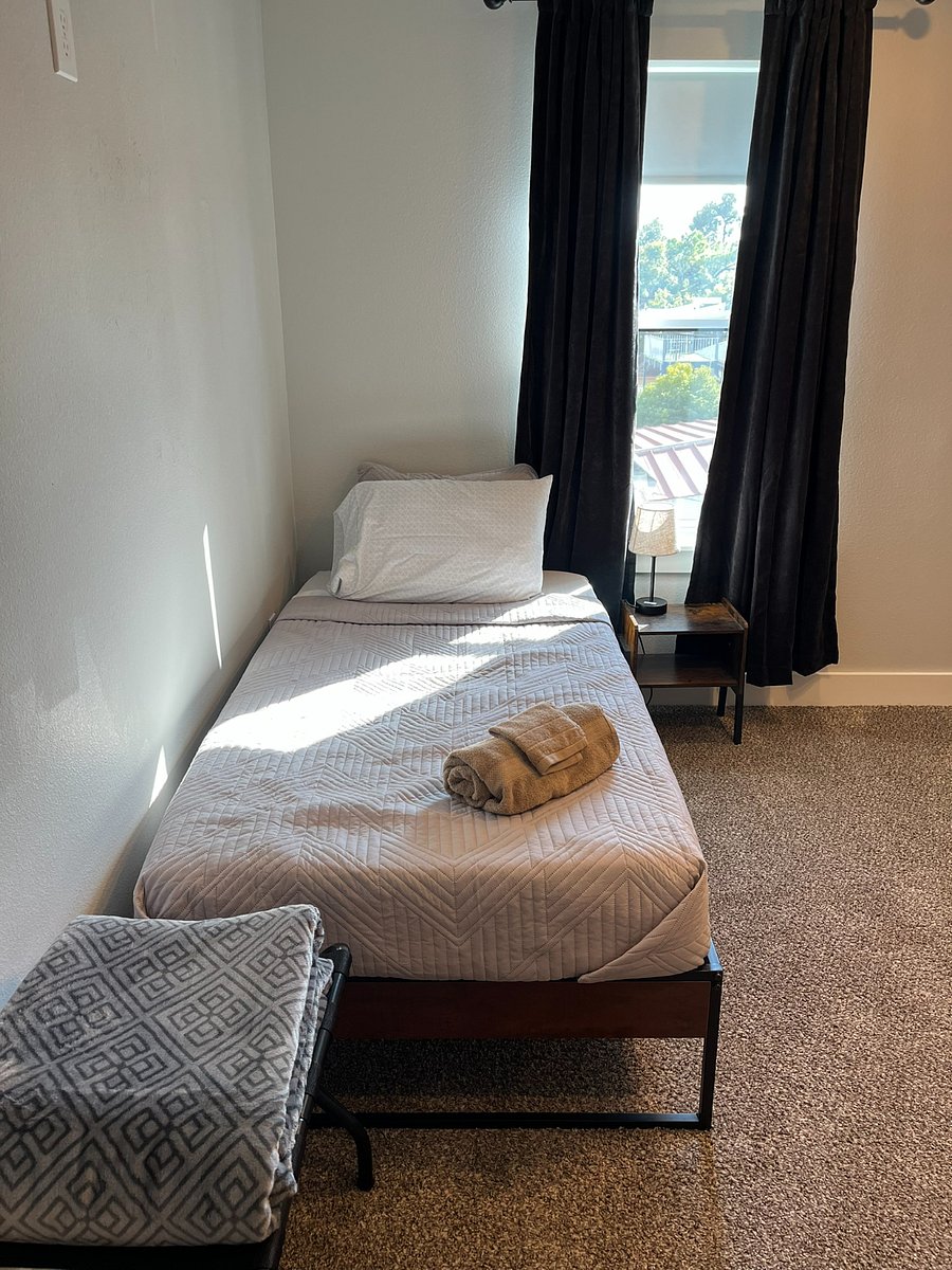 3rd Floor Bedroom w/ Ensuite, 2 Twin Beds /Ability to Convert to full office.