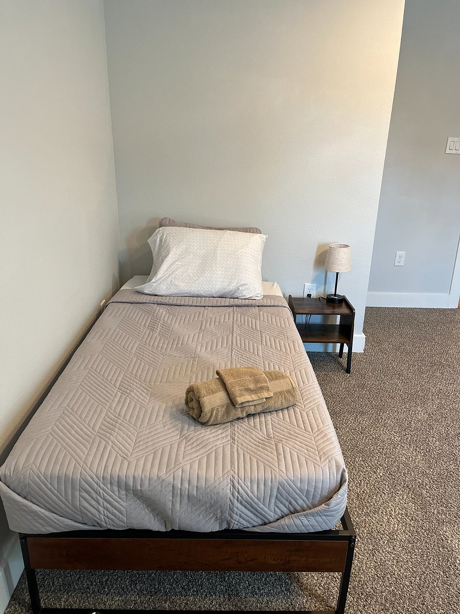 3rd Floor Bedroom w/ Ensuite, 2 Twin Beds /Ability to Convert to full office.