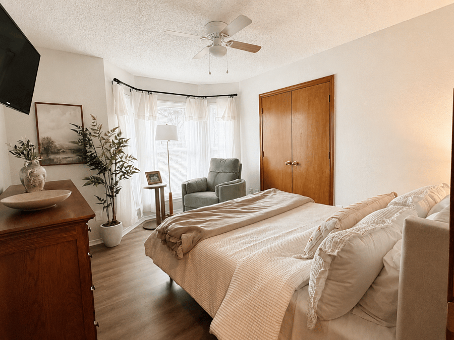 Queen Suit One with sitting area and double closet