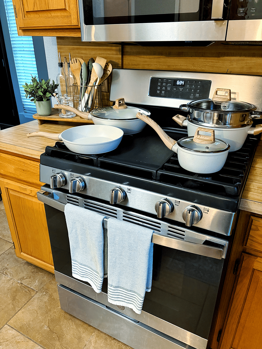 Pots & pans, ninja blender, Glass dishes, glass Meal prep containers, Additional coffee maker, Fully stock kitchen! (Not all pictured - in Cabinets)