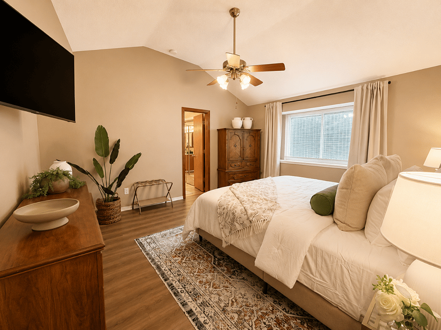 King Suit with extra large dressers + smart tv