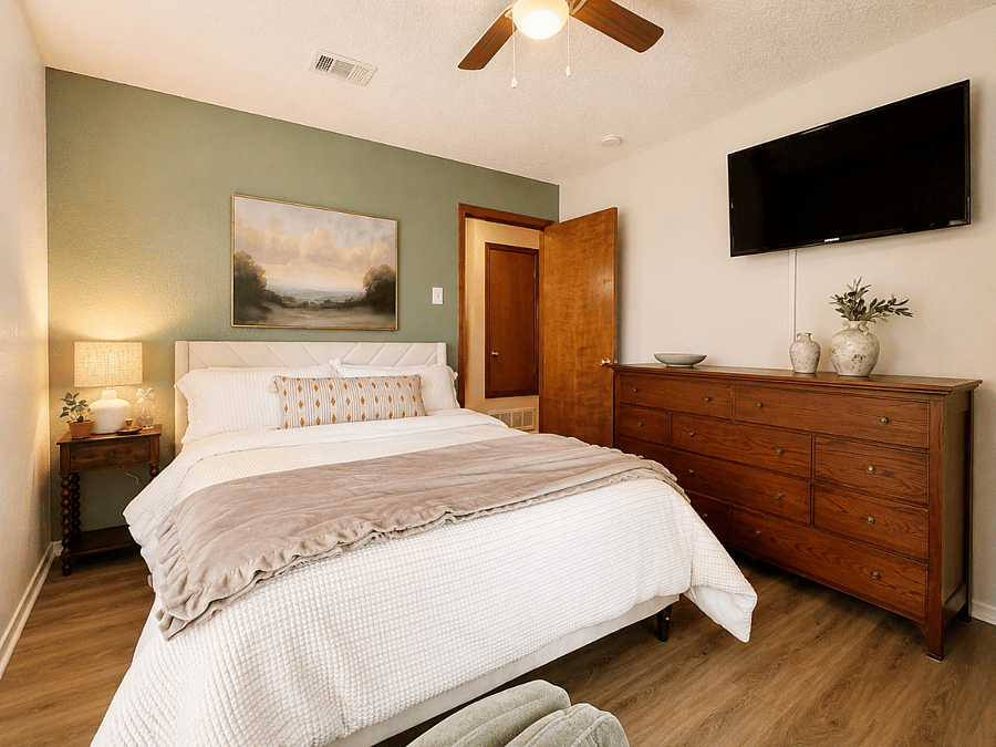 Queen suit two with smart tv