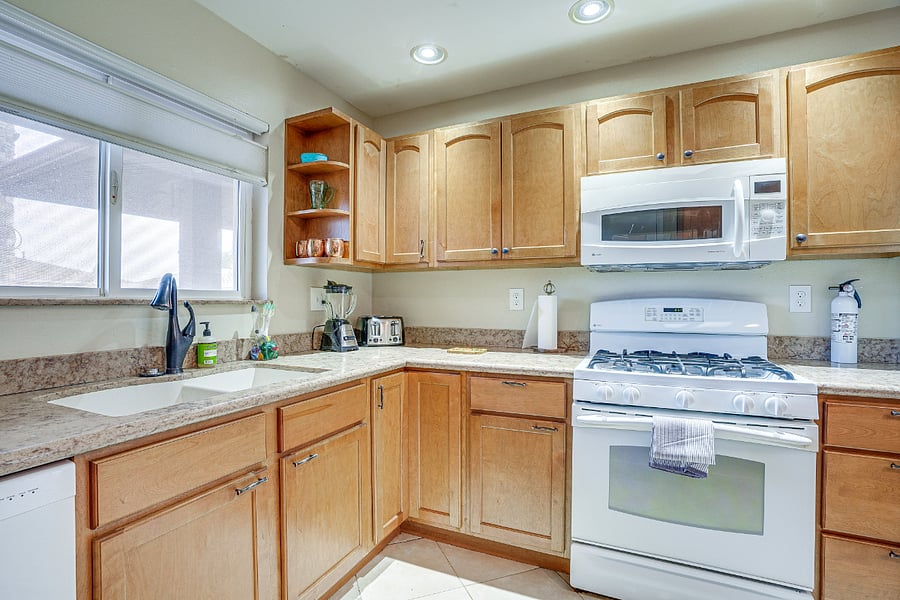 Full Kitchen, Gas Range and oven