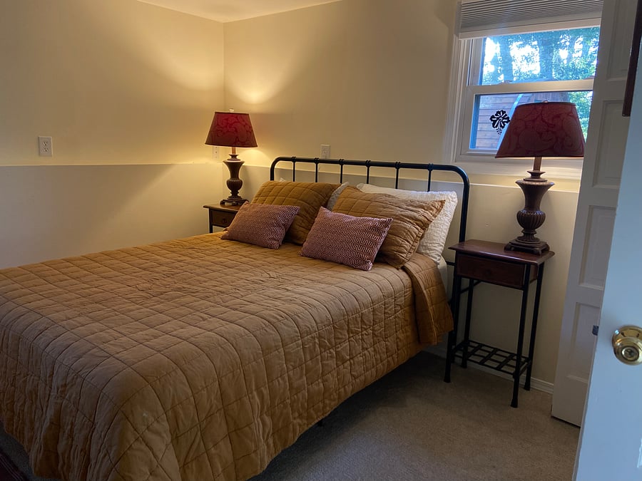 Comfy queen bed, two nightstand, two lamps