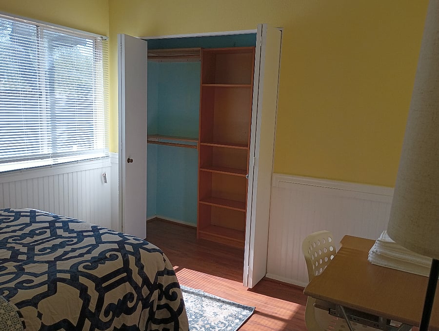Middle room, shared bathroom