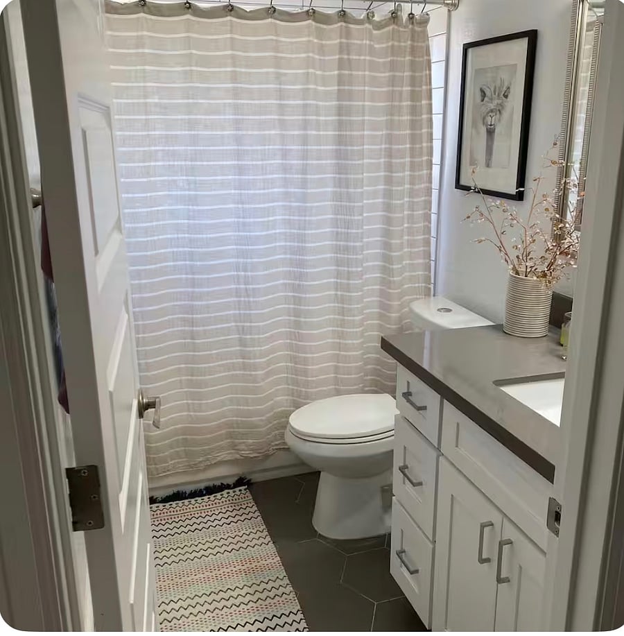 Hall bathroom with tub