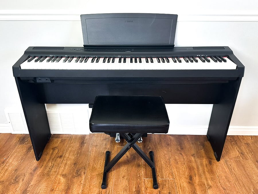 Yahama digital piano with hammer-weighted keys & pedals.