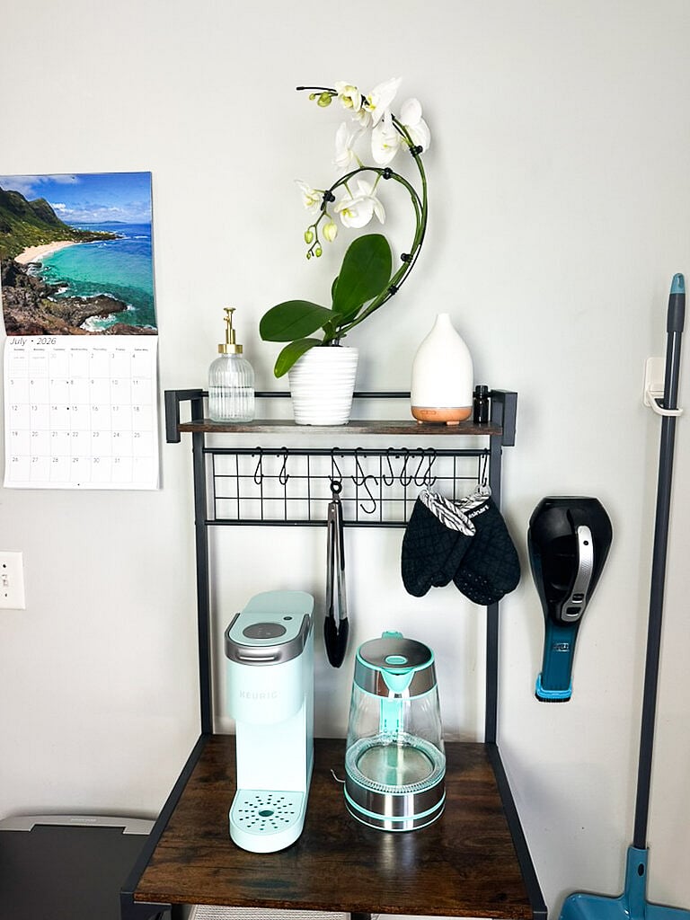 Keurig coffee maker & hot water kettle.