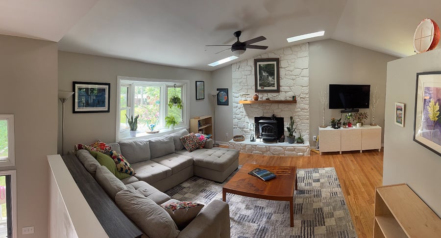 Living area: spacious and naturally well lit
