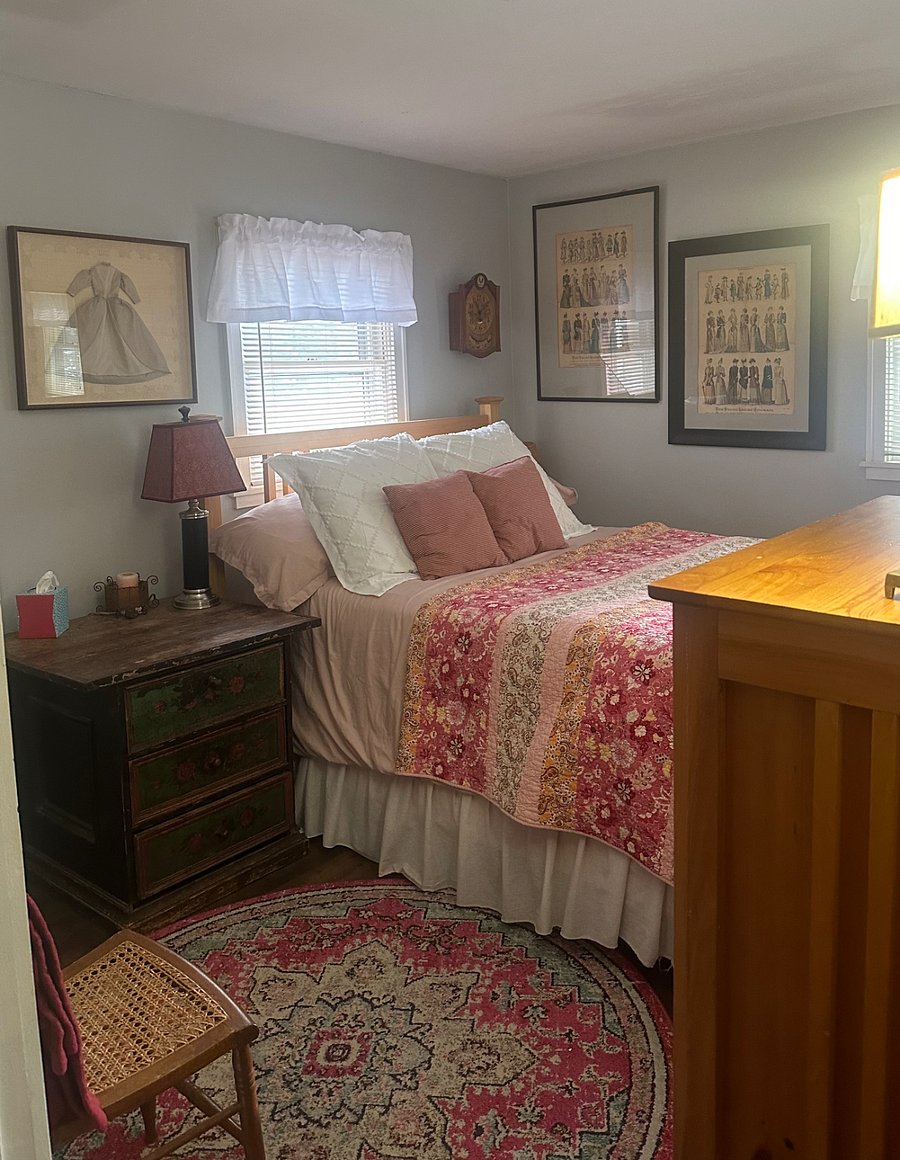 1 bedroom: Queen bed