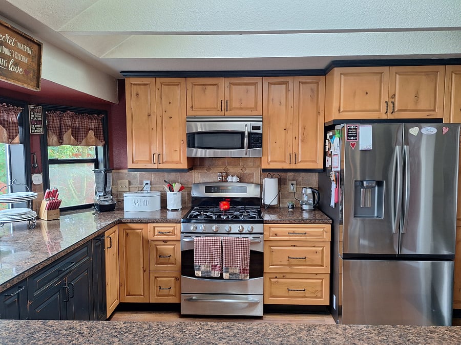 Kitchen with all appliances