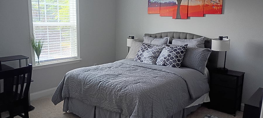 GREY room on the 2nd floor with direct access to a shared J&J bathroom with tub - $1100