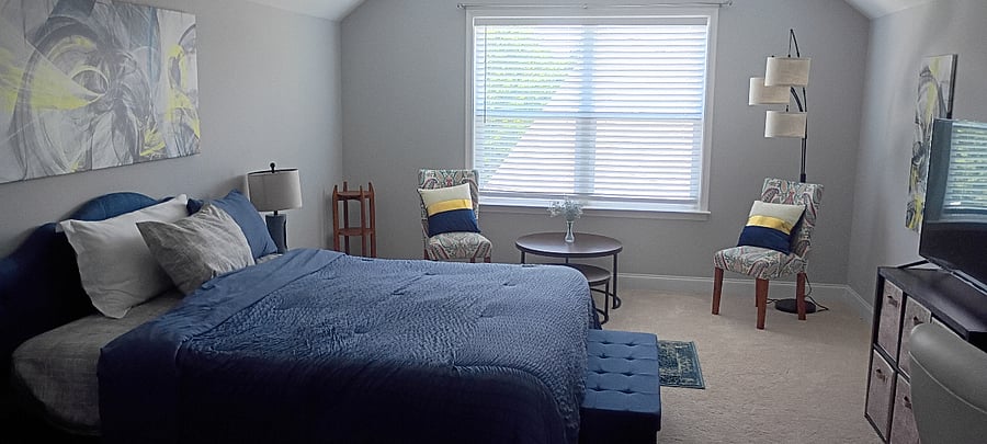 BLUE room on the secluded 3rd floor, ensuite with bathtub and king bed with a direct access to the 3rd floor living room - $1500