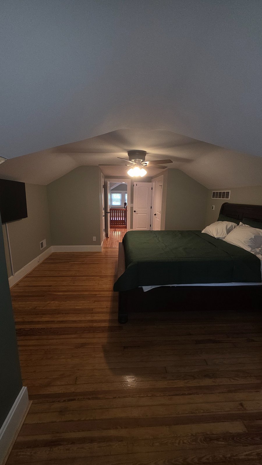 Upstairs 2nd  Ensuite.  King Size Bed