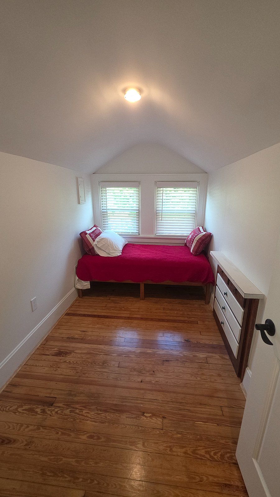 3rd bedroom- twin bedroom.2nd floor