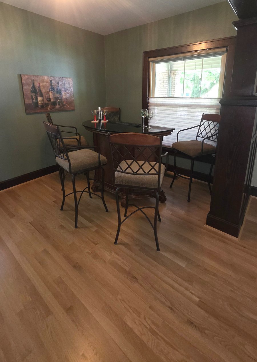 Bar/wine room
