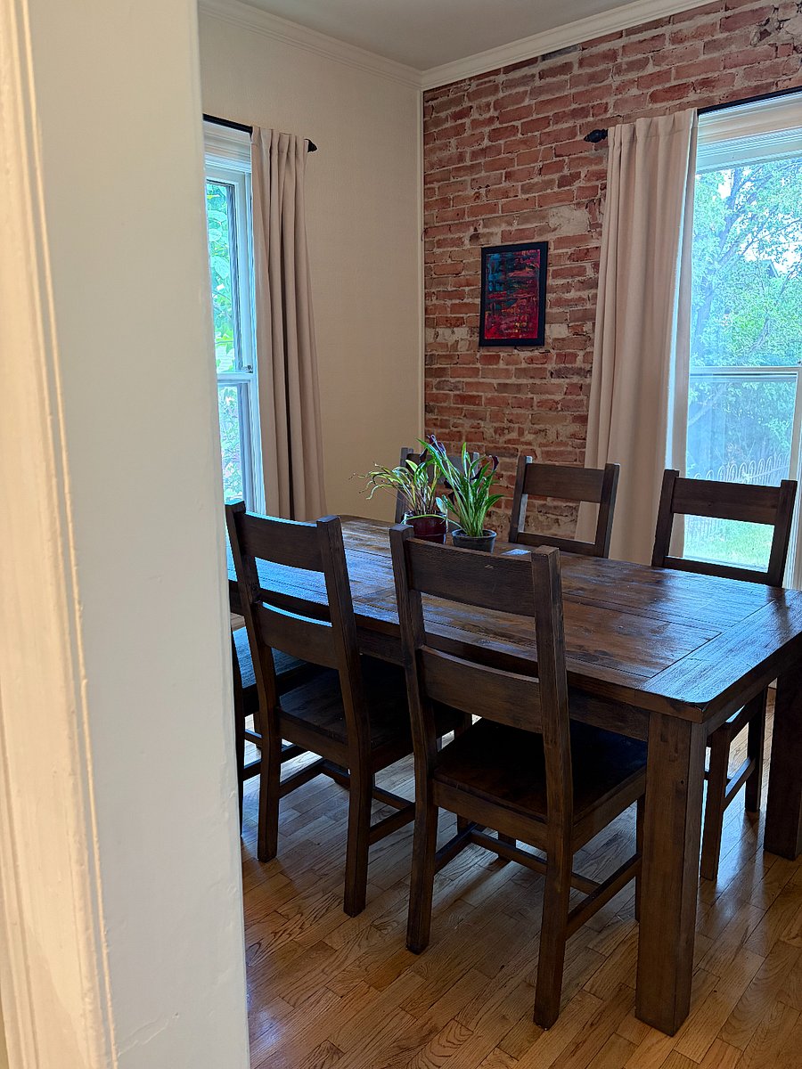 Dining room, perfect for hosting!